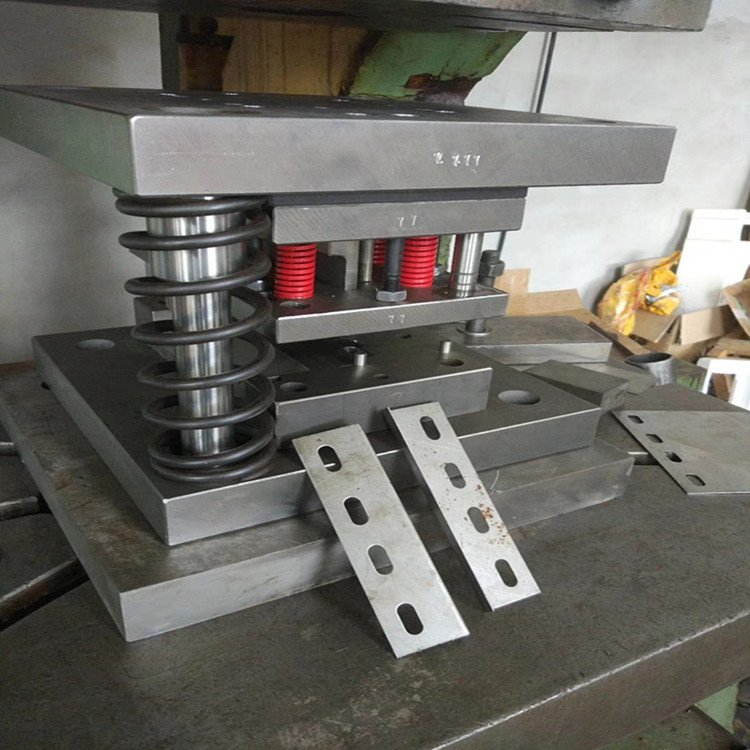 連續沖壓模具與精密模具制造技術的應用與發展